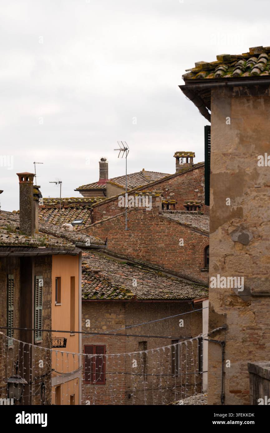 Tetti storici ed edifici in mattoni in un paesaggio urbano medievale rustico Foto Stock