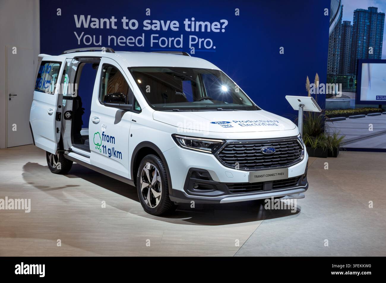 Ford Transit Connect PHEV van al Salone dell'automobile IAA di Hannover. Germania - 16 settembre 2024 Foto Stock