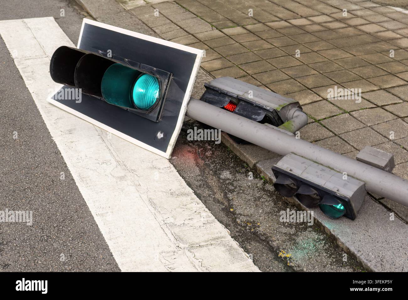 Un semaforo rotto ma ancora funzionante a un incrocio Foto Stock