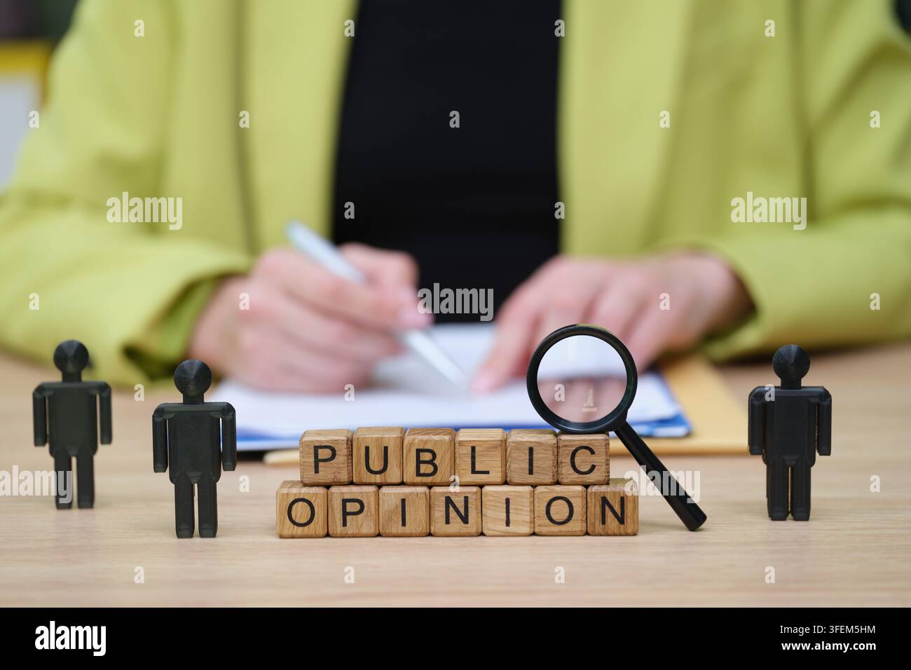 Esplorare l'opinione pubblica con un'analisi attenta e riflessioni ponderate alla scrivania Foto Stock