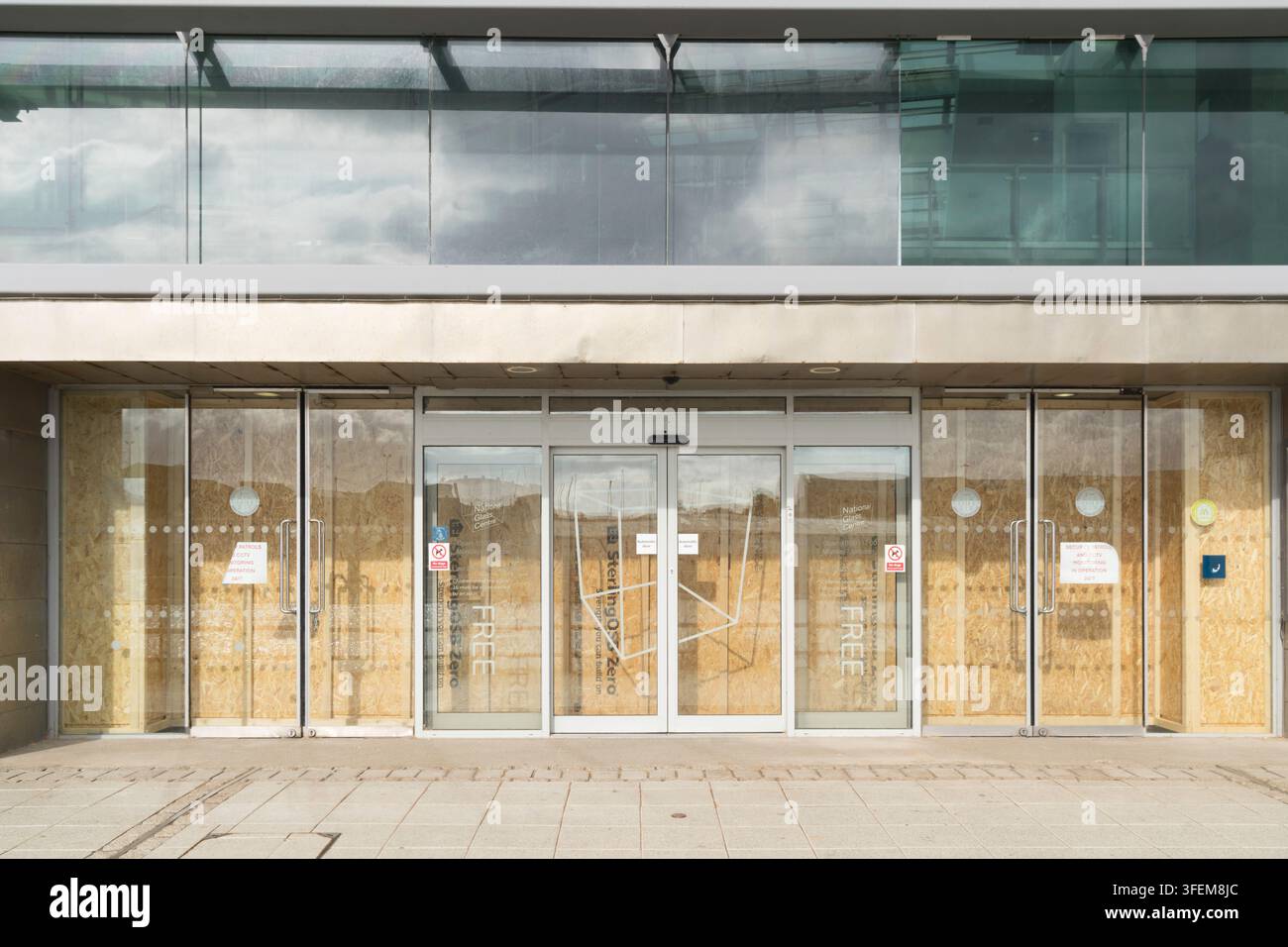 L'ingresso sbarrato del Centro Nazionale del Vetro a Sunderland dopo l'annuncio della sua chiusura permanente, nord est dell'Inghilterra, Regno Unito Foto Stock