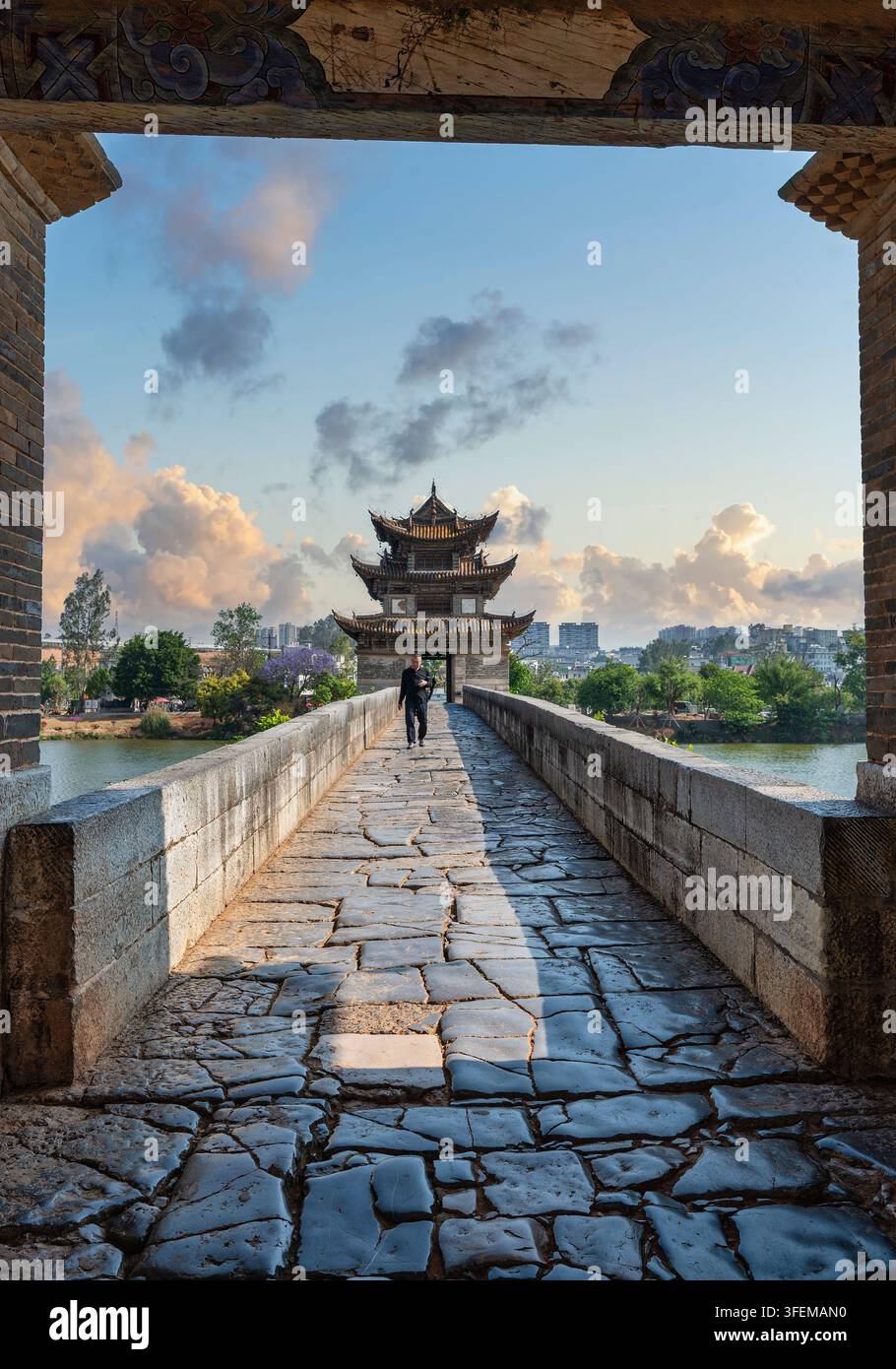 Ponte Shuanglong (Ponte con diciassette archi) con torre pavillon cinese tradizionale a Jianshui - Antico ponte di pietra nello Yunnan Foto Stock