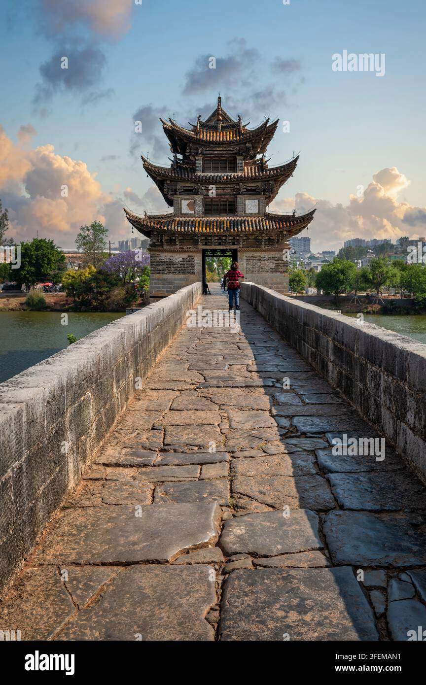 Ponte Shuanglong (Ponte con diciassette archi) con torre pavillon cinese tradizionale a Jianshui - Antico ponte di pietra nello Yunnan Foto Stock