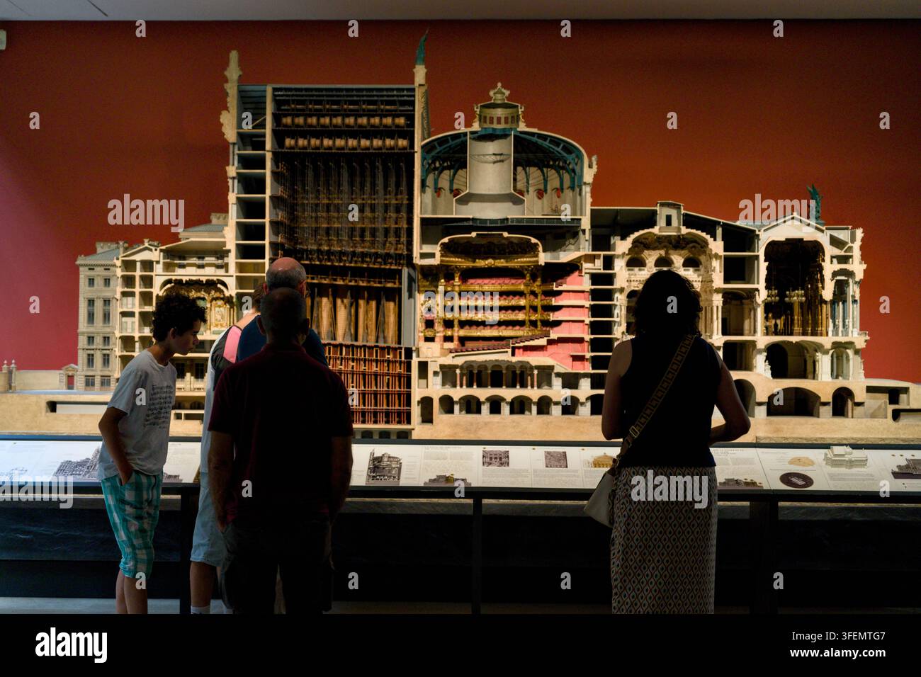 Visitatori che esaminano un modello in scala del Palais Garnier dell'Opera al Musée d'Orsay, Parigi, Francia. Foto Stock