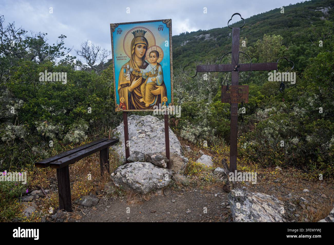 un luogo dove fermarsi e pregare sulla strada per il rifugio Panagia, con un'icona della Madre di Dio, nell'area del Monte Athos, Grecia. 4 giugno 2026 Foto Stock