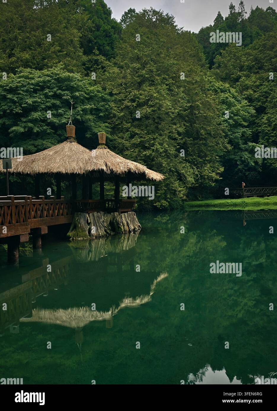 Bella vista degli stagni delle Sorelle e del tempio Shouzhen - Immagine stock catturata con smartphone