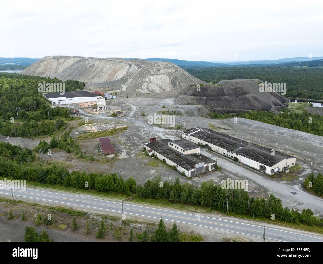 Canada, Thetford Mines, 30-07-2025. Vista aerea del sito abbandonato della miniera Normandie a Thetford Mines, Quebec, che mostra edifici industriali in rovina, Foto Stock