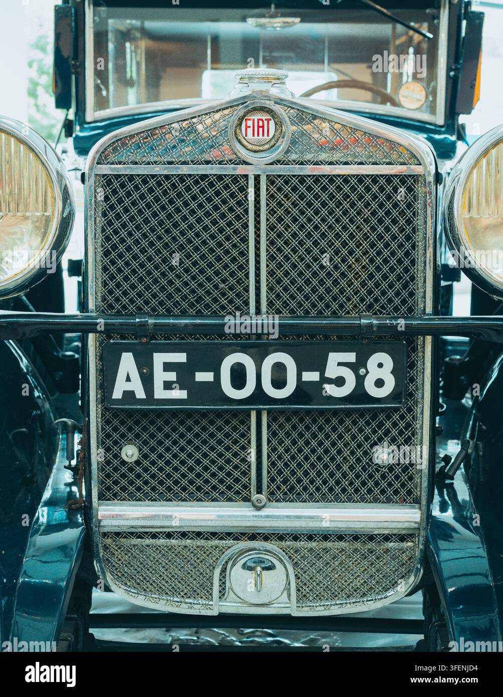 Caramulo, Viseu, Portogallo – 4 settembre 2026: Griglia anteriore e logo vintage classico della Fiat al Caramulo Motorfestival Foto Stock