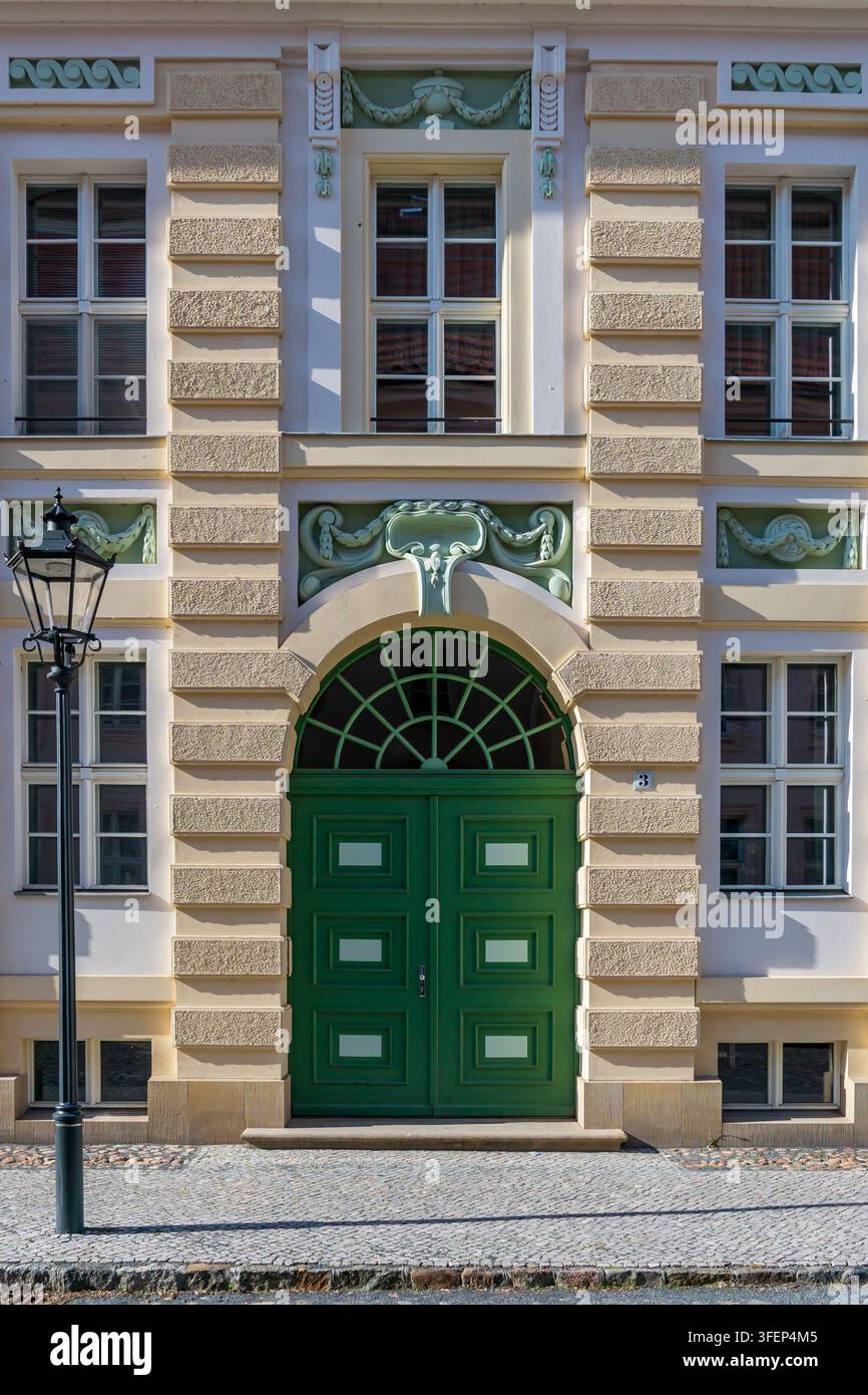 Primo piano della facciata restaurata gialla e verde di una casa storica a Potsdam, Brandeburgo, Germania. Foto Stock