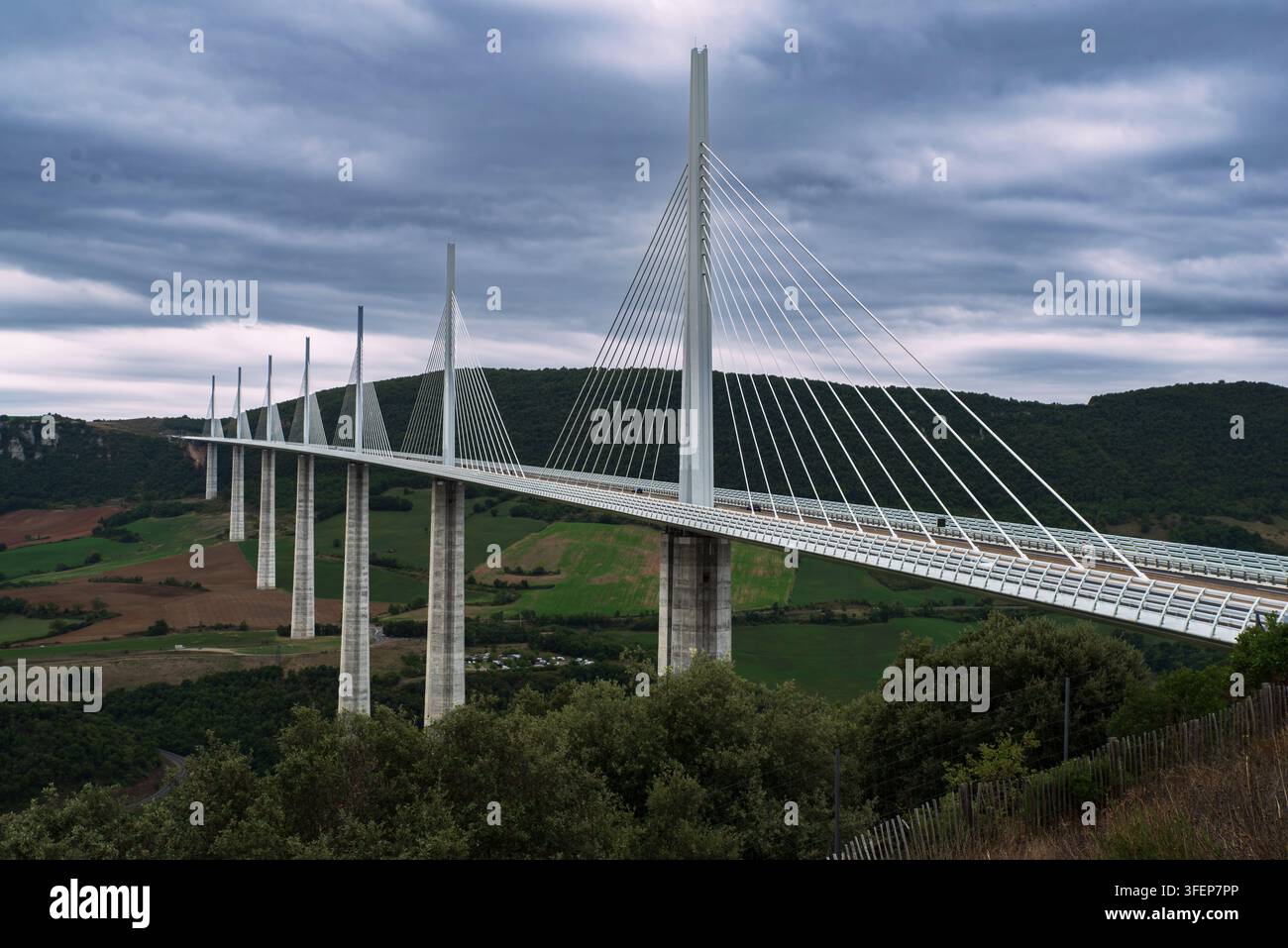 Millau, Francia – 14 settembre 2025: Il viadotto di Millau in Francia, con il paesaggio circostante Foto Stock