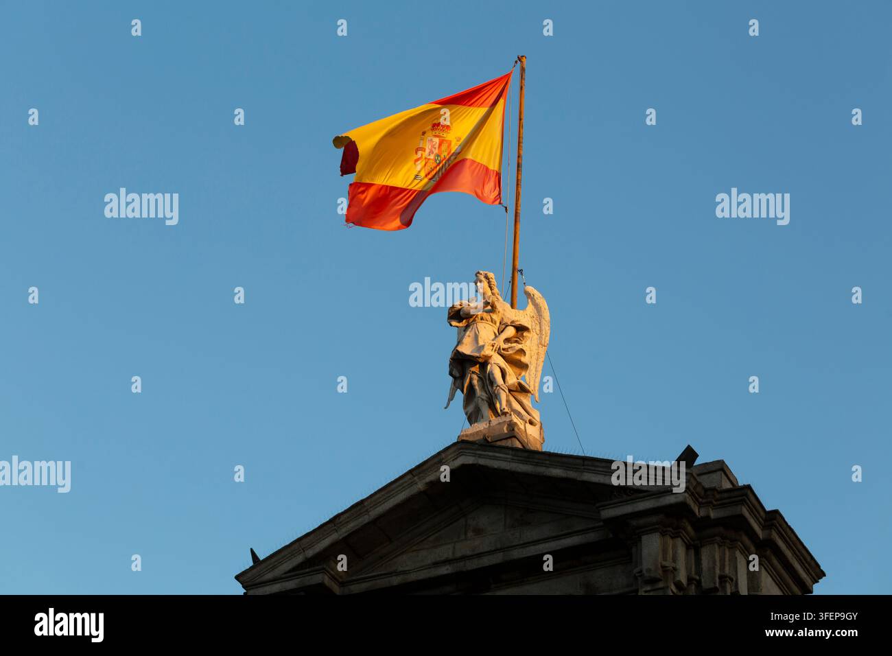 Il sole tramonta sulla bandiera della Spagna al Ministero degli Affari Esteri e della Cooperazione a Madrid, Spagna. Foto Stock