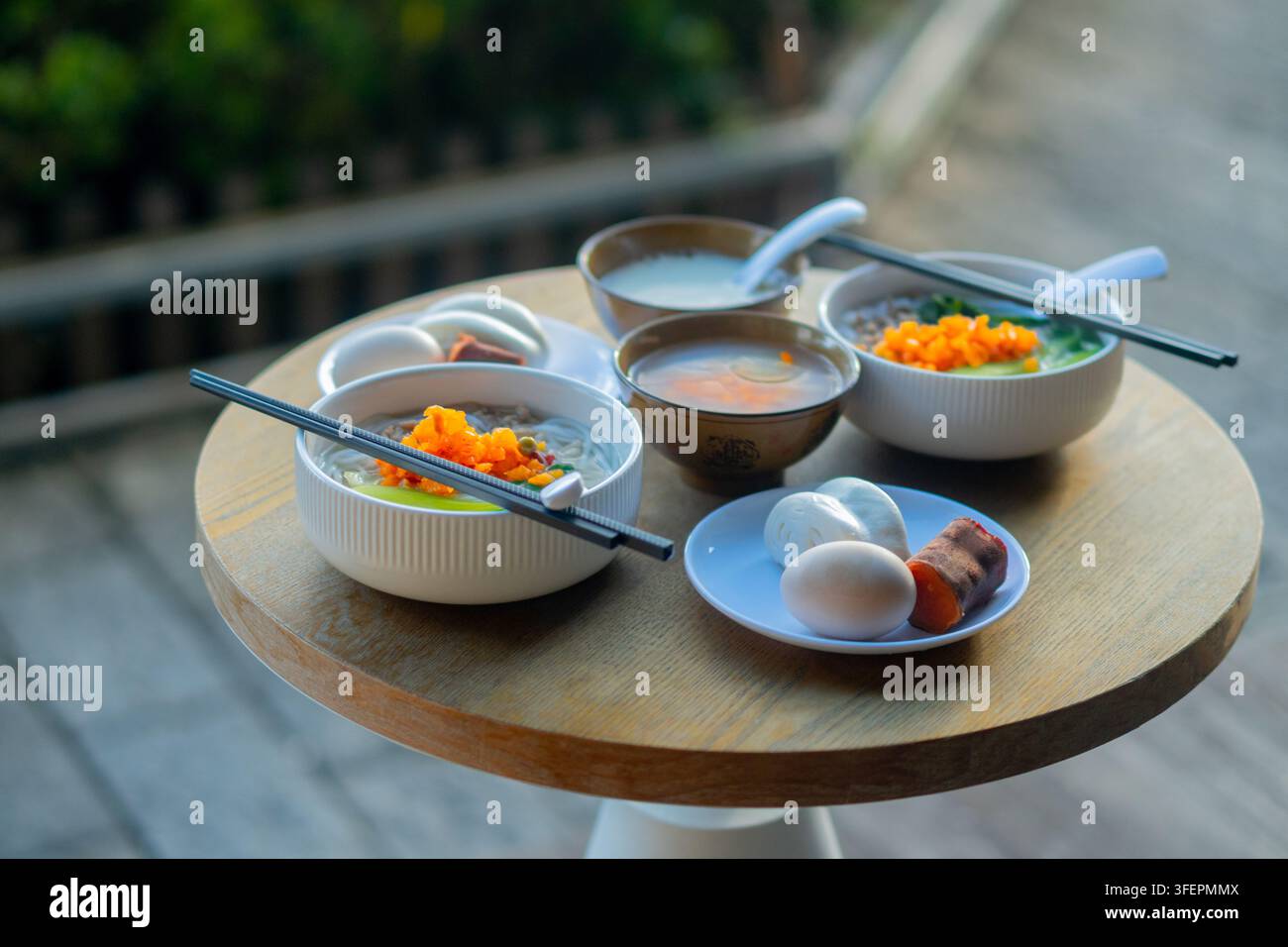 Offerta di colazione dello Yunnan con zuppa di noodles di riso e uova, lago Erhai, Dali Foto Stock