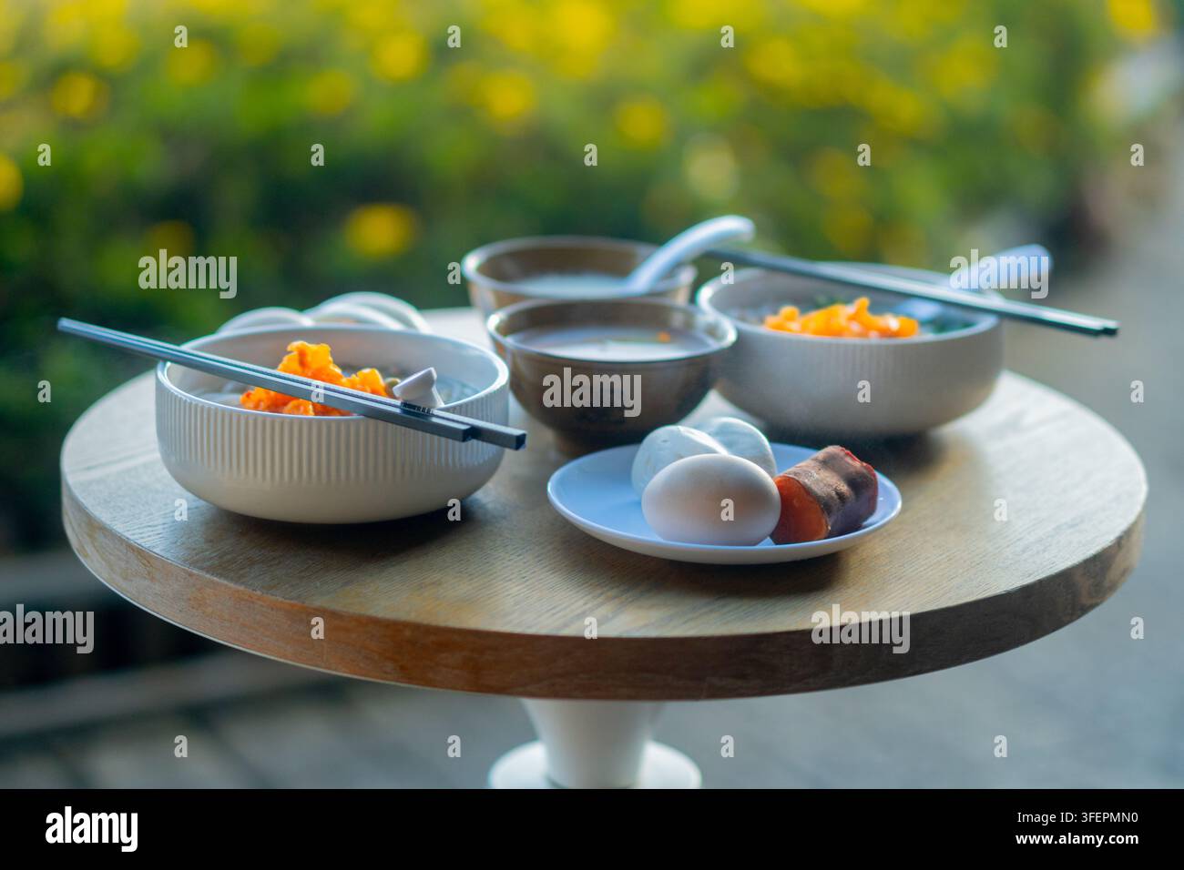 Primo piano di ciotole di zuppa di noodle servite per colazione, lago Erhai, Dali Foto Stock