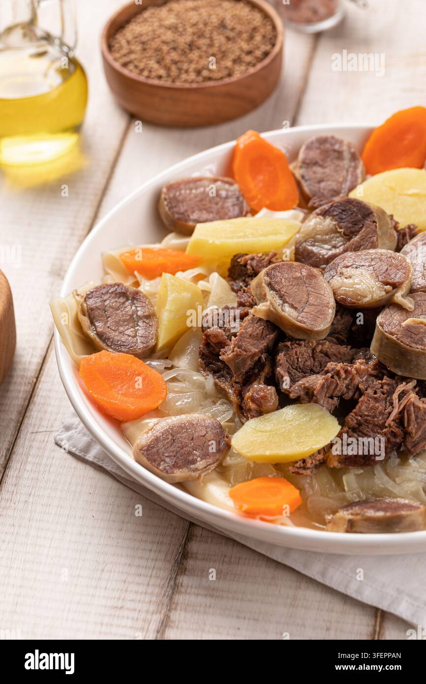 Piatto kazako di beshbarmak con carne e noodles Foto Stock