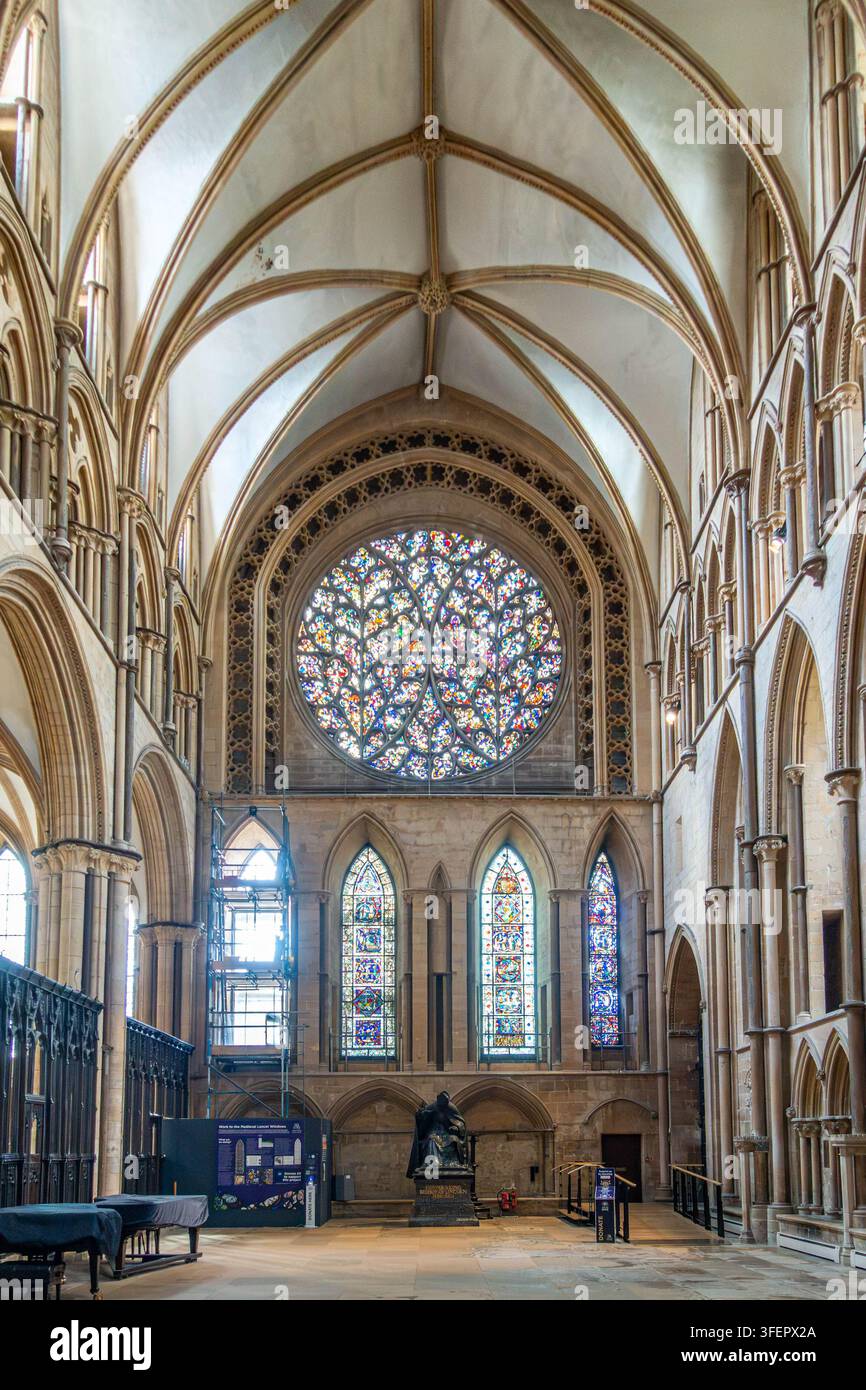 Vetrate colorate, decorative e ornate della Cattedrale di Lincoln a Lincoln, Regno Unito Foto Stock