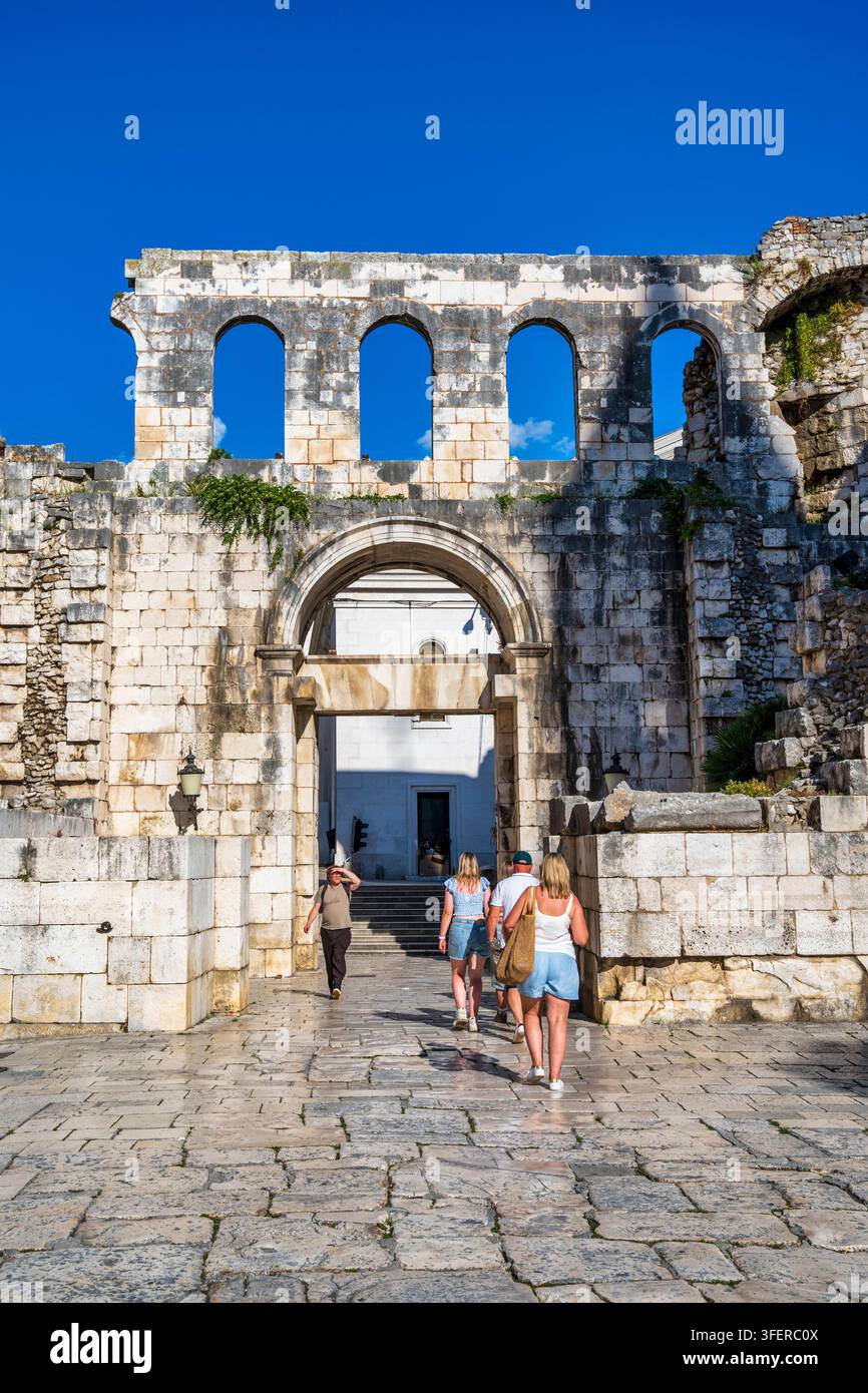 Porta d’Argento Orientale, uno dei quattro ingressi principali storici romani al Palazzo di Diocleziano, nella vecchia città di Spalato sulla costa dalmata della Croazia Foto Stock
