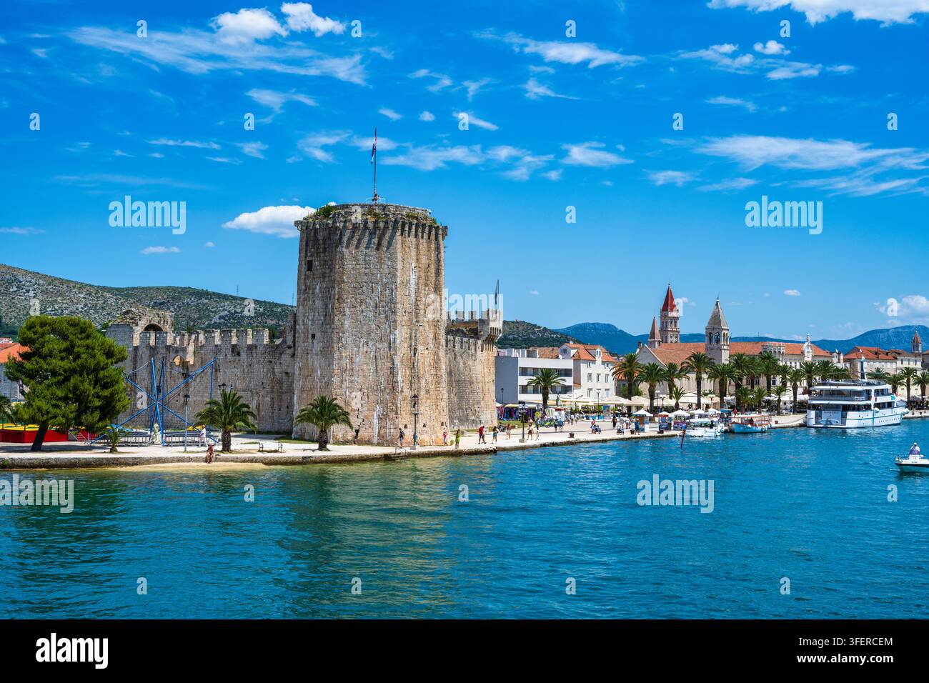 Castello di Kamerlengo e lungomare di Riva nella vecchia città di Trogir sulla costa dalmata della Croazia Foto Stock