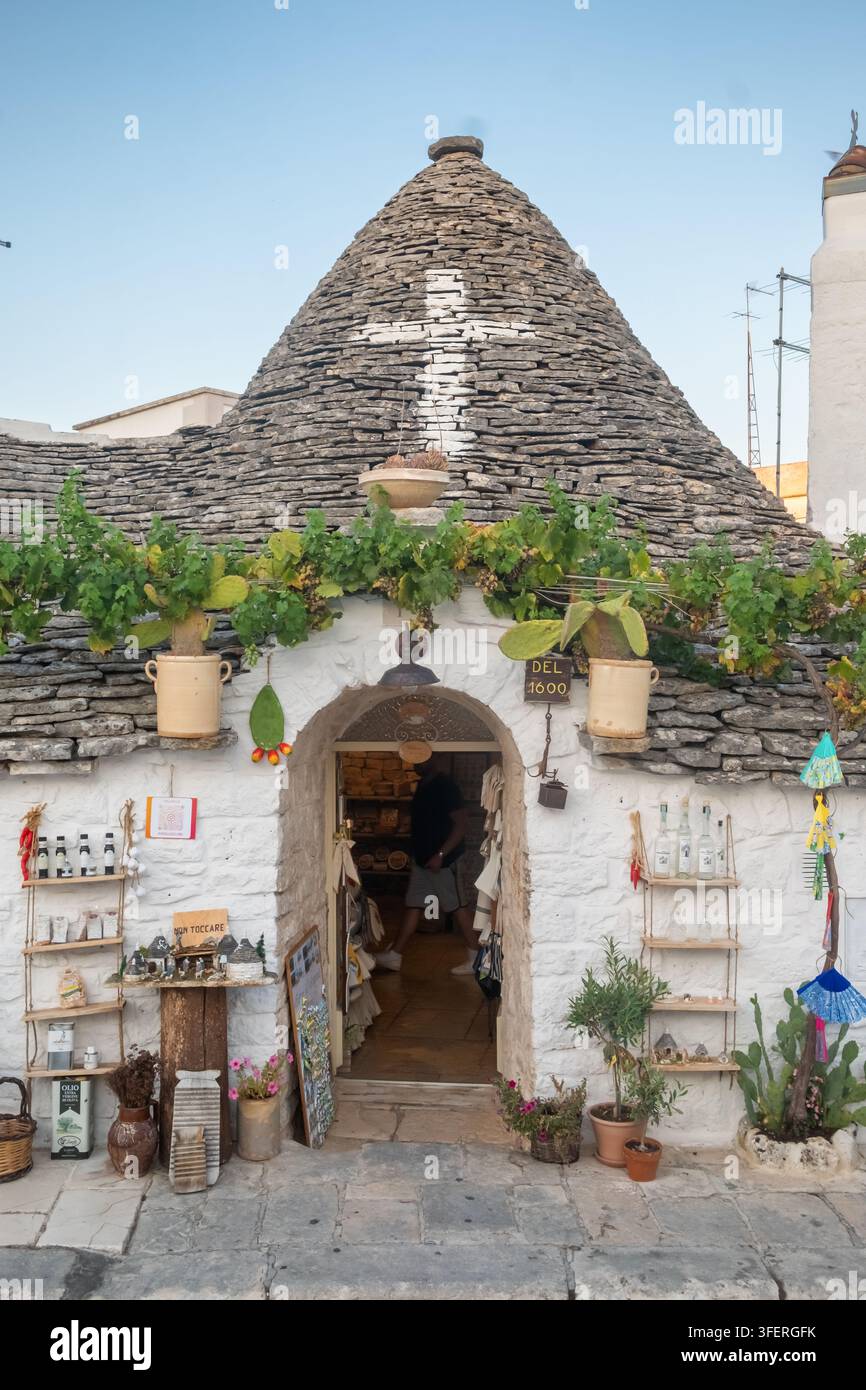Iconici tetti conici in pietra calcarea delle case dei Trulli di Alberobello in Puglia, Italia Foto Stock