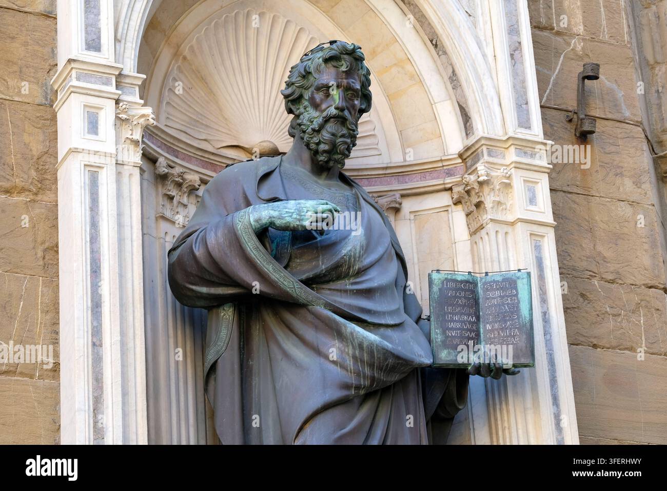 La scultura in bronzo rinascimentale di San Matteo Evangelista, magistralmente creata da Lorenzo Ghiberti tra il 1419 e il 1423. Commissionata dalla B Foto Stock