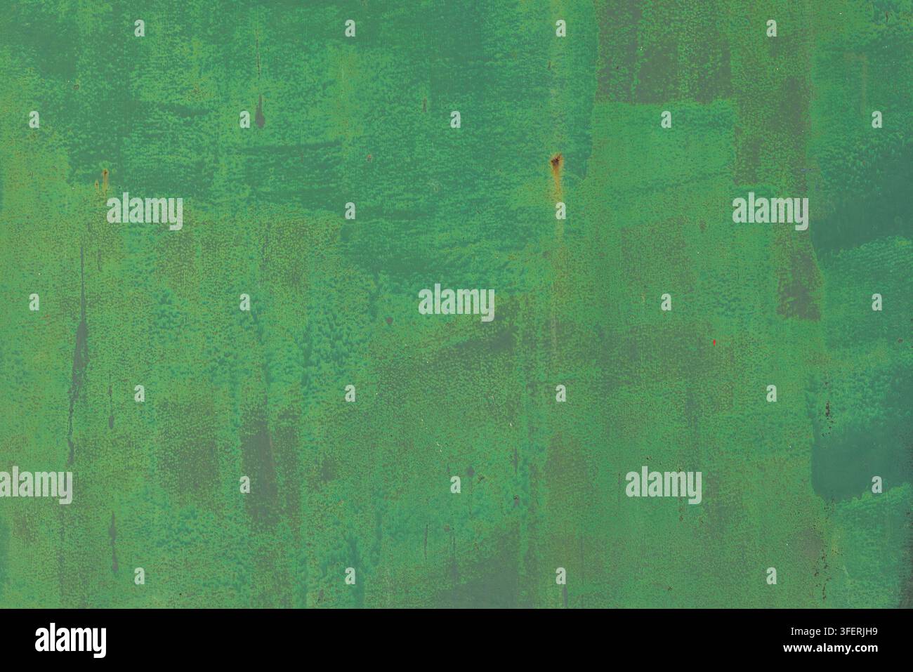 Prima vista di una superficie metallica dipinta di verde con texture che mostra segni di invecchiamento. Tratti di pennello e macchie di ruggine aggiungono carattere a questo sfondo astratto. Foto Stock