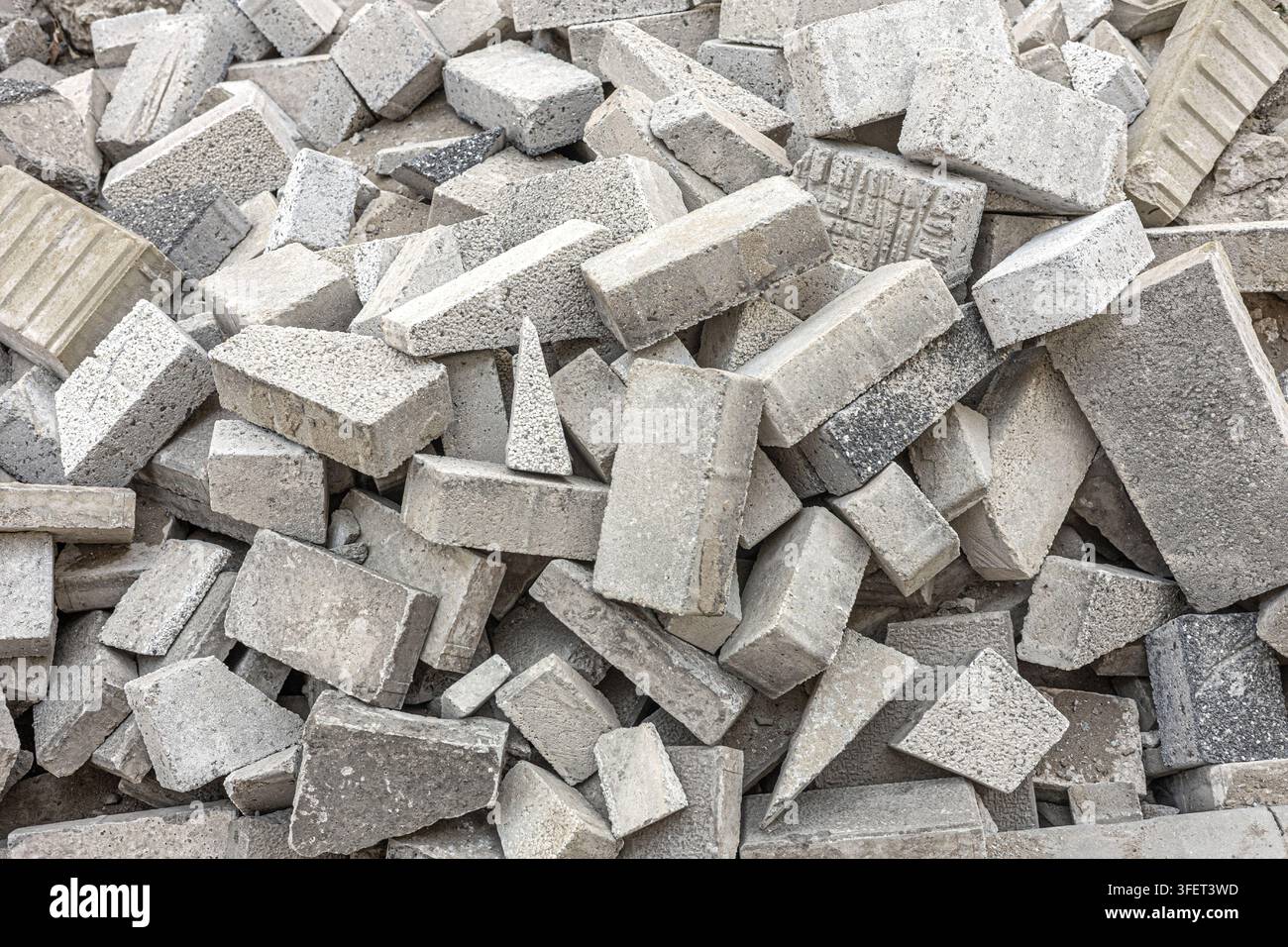 Blocchi di cemento che formano un cumulo caotico di detriti edili e rifiuti di costruzione Foto Stock
