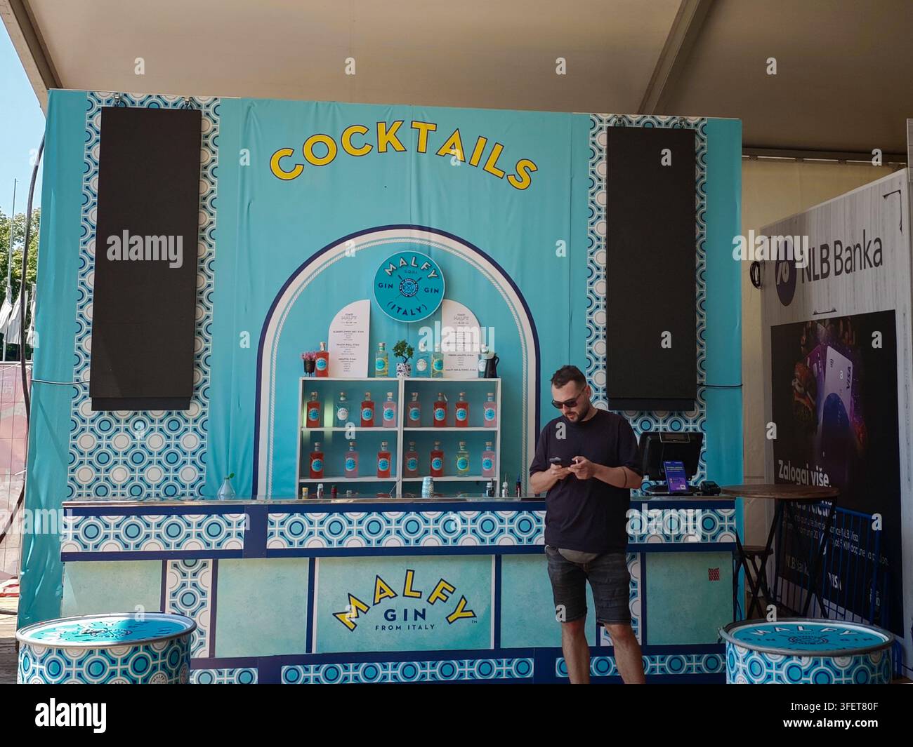 Sarajevo, Bosnia-Erzegovina - 21 giugno 2026: Vivace mercato di strada di cibo all'aperto 2026 al WIlsons Promenade - Immagine stock catturata con smartphone