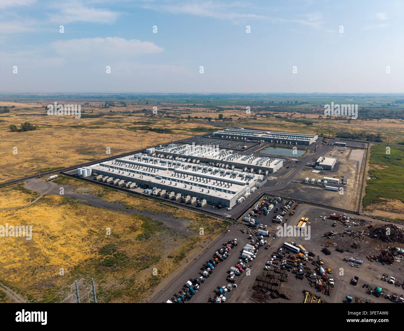 Umatilla, Stati Uniti - 15 agosto 2026: Veduta aerea del centro dati di Amazon Web Services, con grandi edifici industriali dotati di sistema di raffreddamento sul tetto Foto Stock