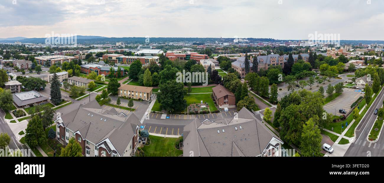Spokane, Washington, Stati Uniti - 15 agosto 2026: Veduta aerea del campus della Gonzaga University con edifici storici in mattoni, alberi rigogliosi, parcheggio Foto Stock