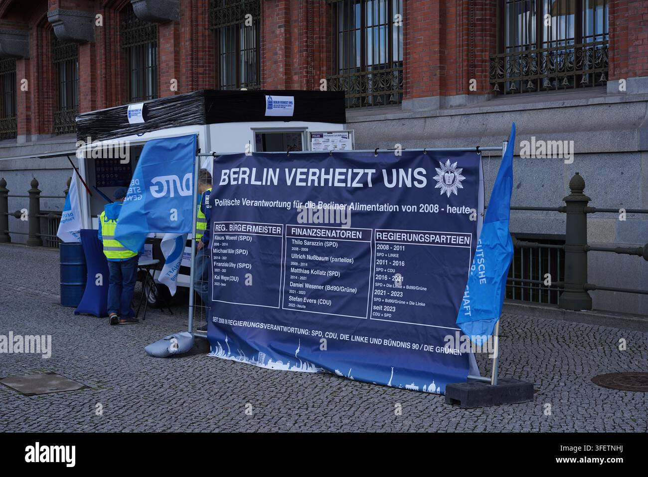 Berlino, Germania - 5 settembre 2026: striscione di protesta e stand informativo del sindacato di polizia DPolG e dell'associazione dei funzionari DSTG, Rotes Rathaus. Foto Stock