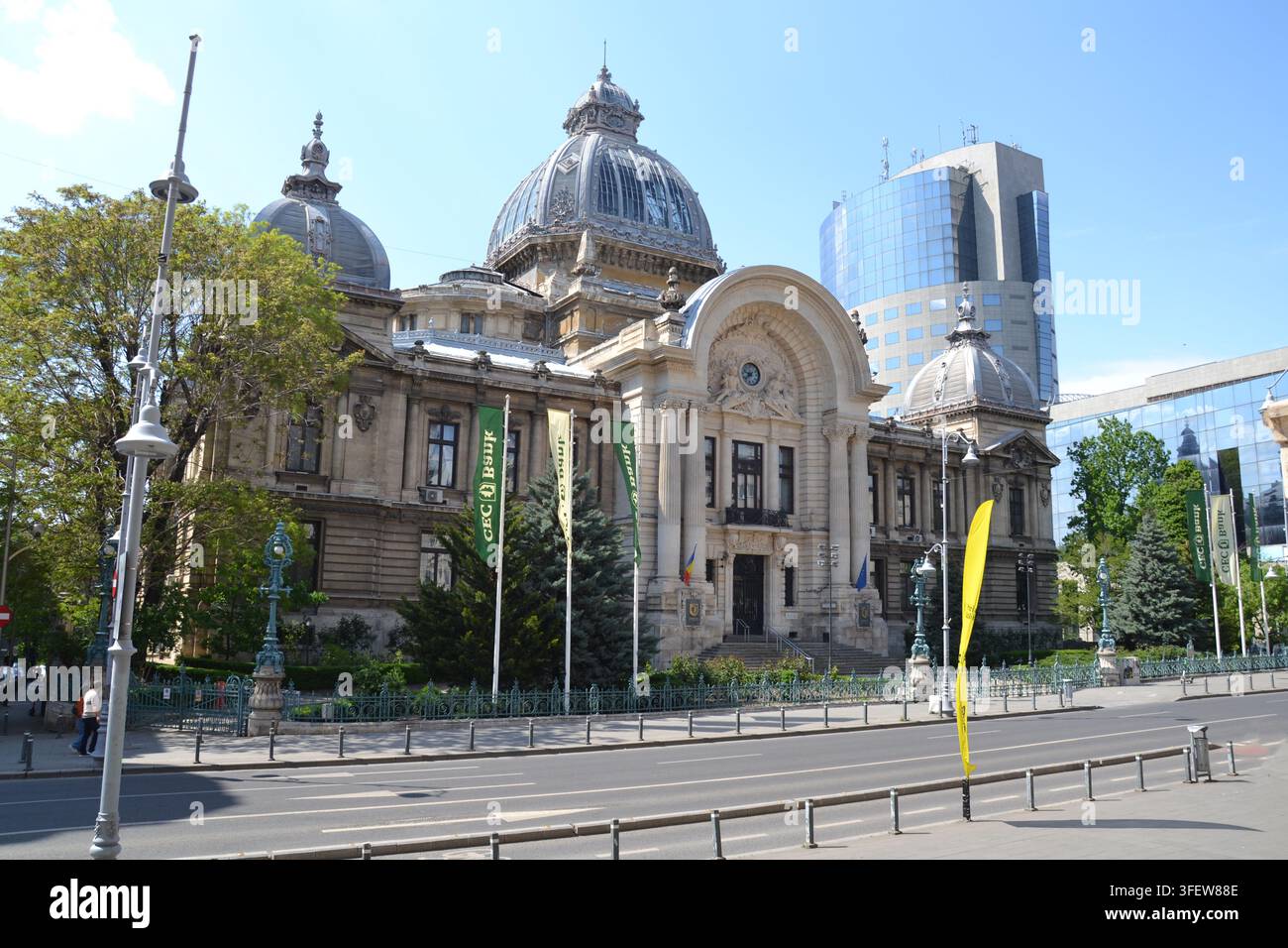 Facciata architettonica del palazzo CEC con cupola centrale in vetro e metallo lungo la Victory Avenue, Bucarest, Romania. Foto Stock