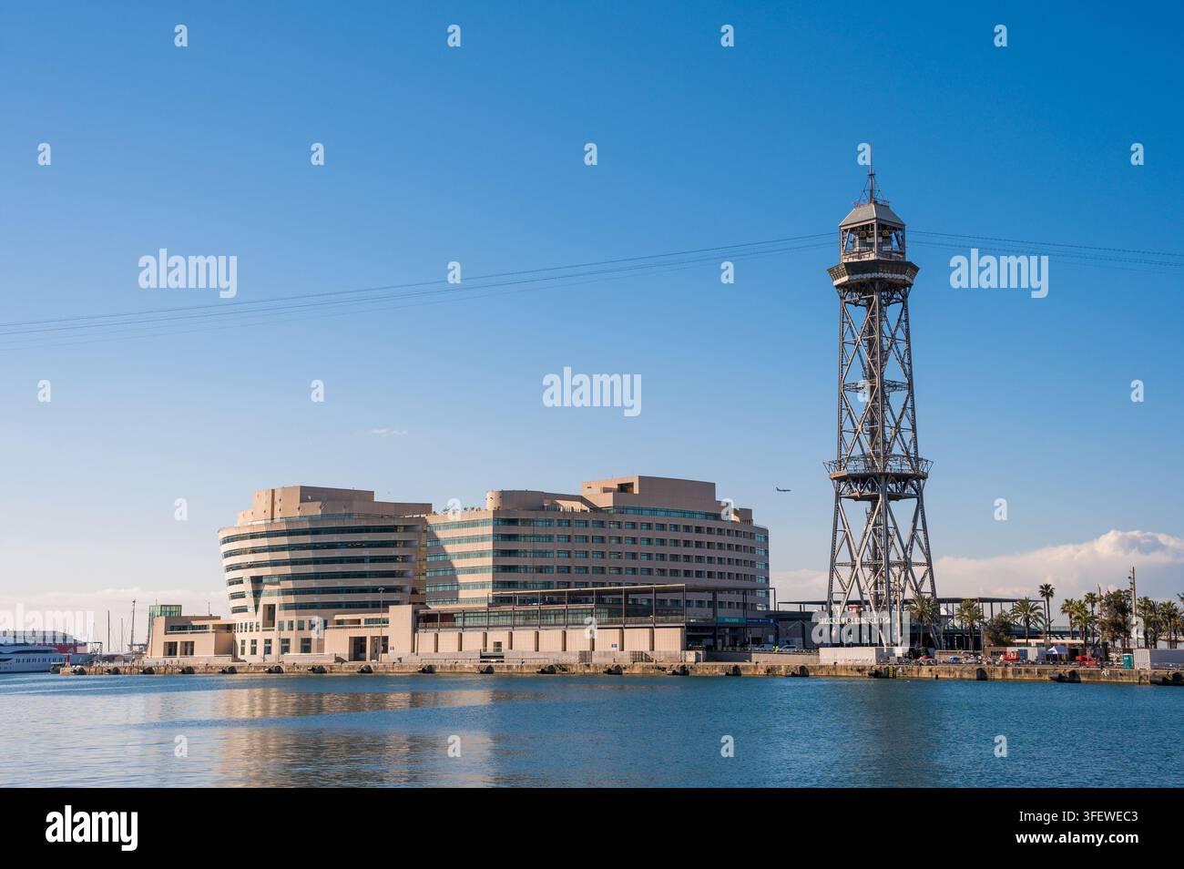 Porto di Barcellona con l'edificio del World Trade Center e la torre del teleferico Foto Stock