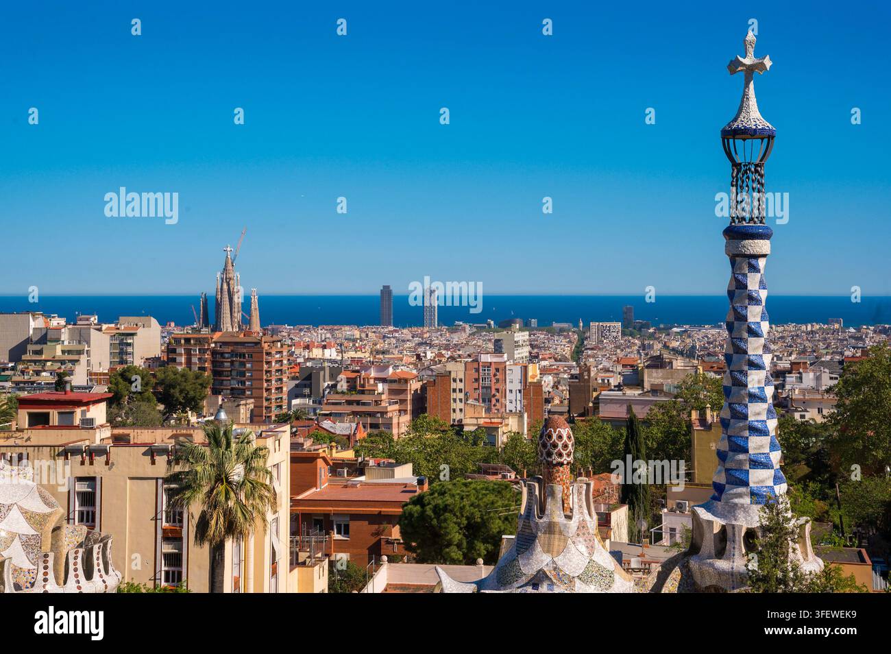 Spira con una croce in cima nel Park Güell della città di Barcellona Foto Stock