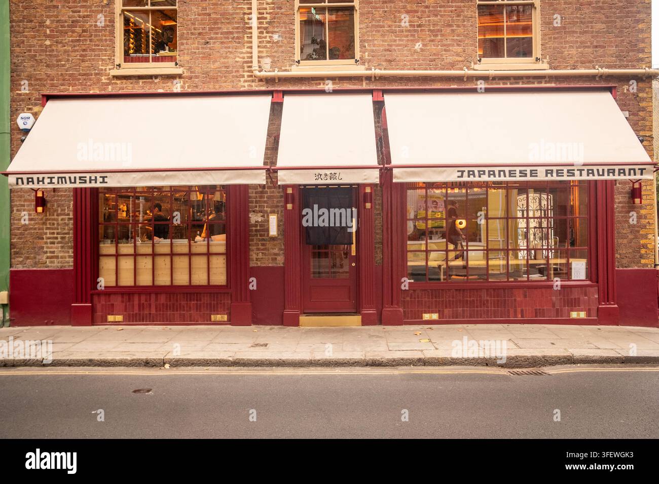 LONDRA - 4 SETTEMBRE 2026: Nakimushi, Kensington Mall – Nuovo ristorante giapponese e bar ramen sulla vetrina a Notting Hill. Foto Stock