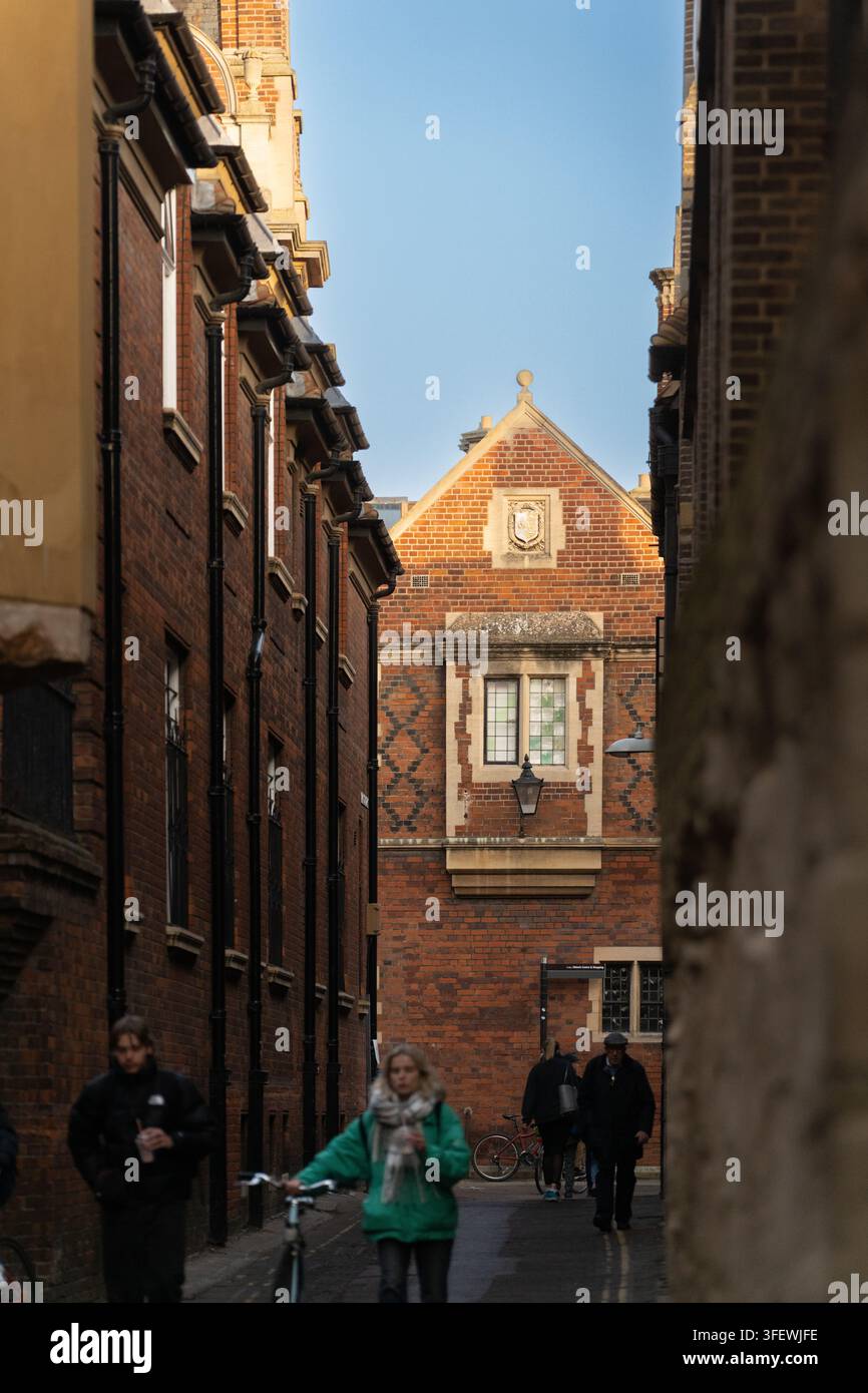 Studenti e ciclisti navigano nella storica Garret Hostel Lane a Cambridge, pendolando tra gli edifici universitari iconici. Foto Stock