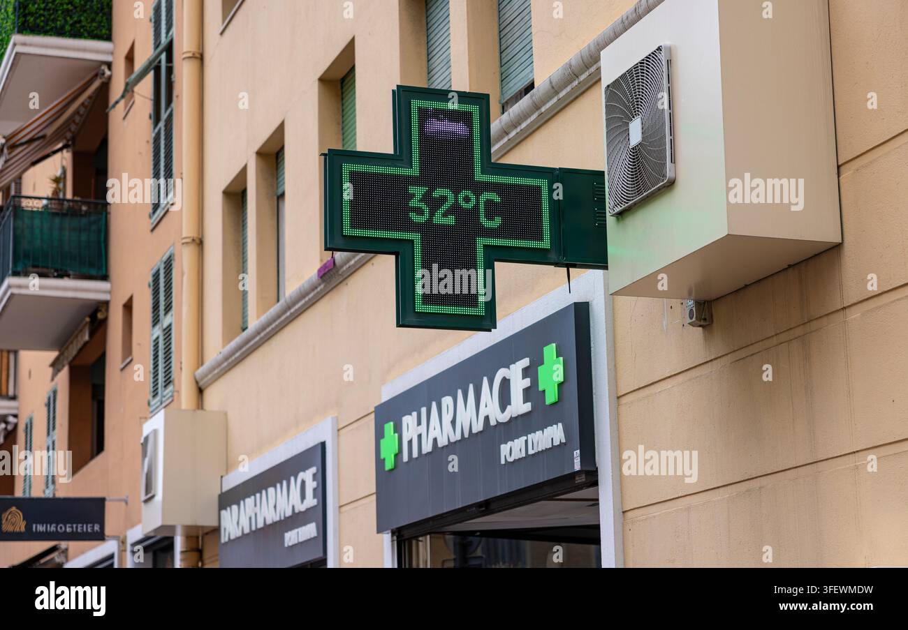 Display della temperatura di Green Pharmacy che mostra 32 gradi durante un'ondata di caldo con condizionatore in primo piano Foto Stock