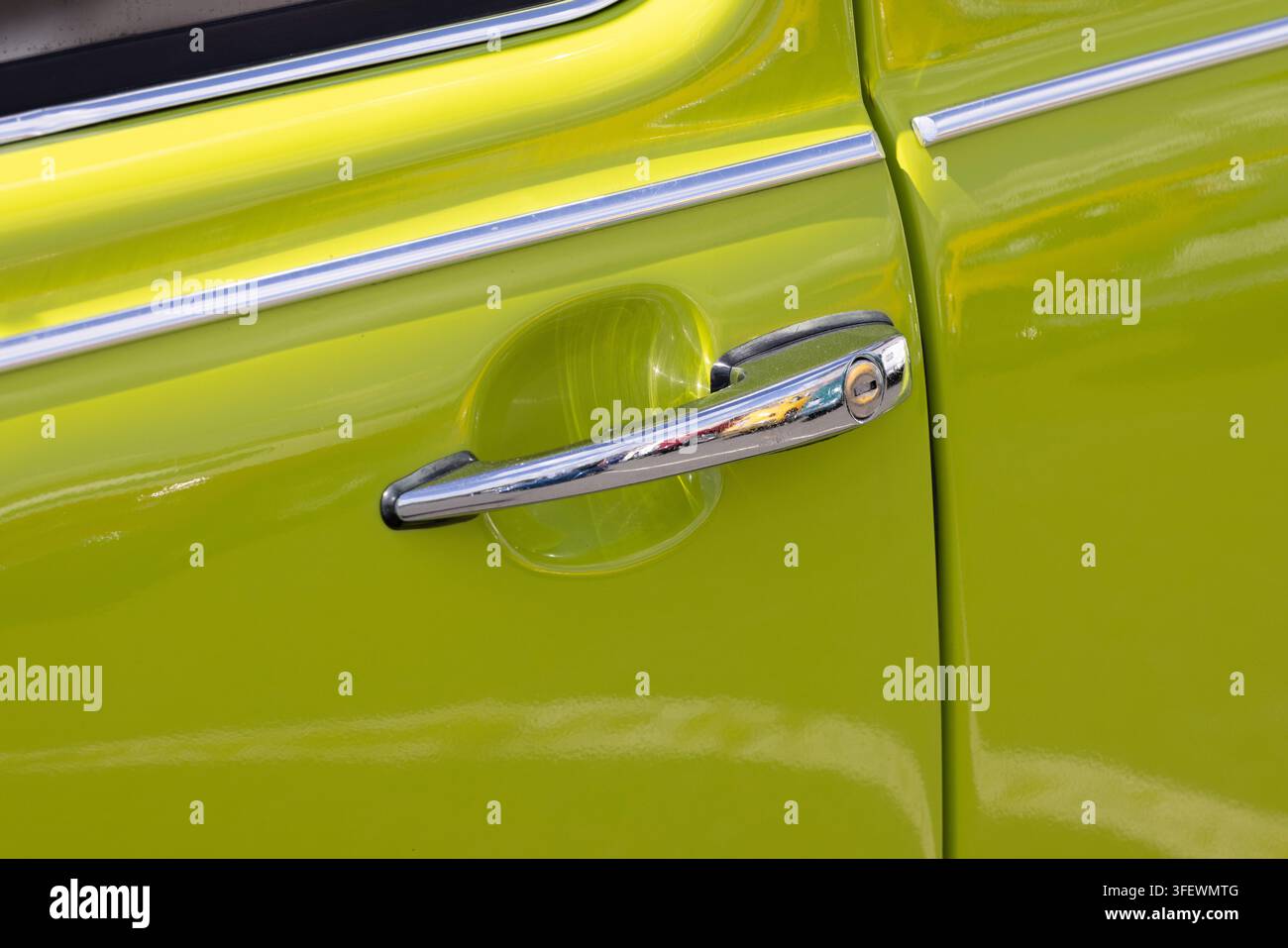 Scatto dettagliato di una classica Volkswagen Beetle che mostra la maniglia della porta Foto Stock