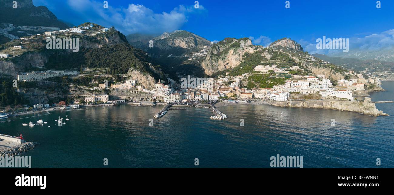 Una veduta aerea di Amalfi e della sua iconica Cattedrale, che mostra le mozzafiato scogliere della Costiera Amalfitana in Campania, Italia, per il turismo Foto Stock