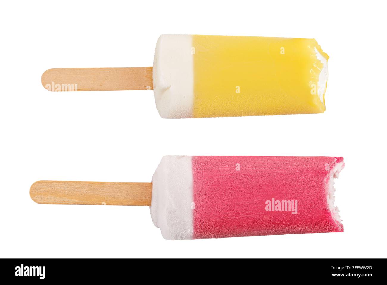 Gelato su bastoncino con un morso isolato su sfondo bianco. Gelato o gelato alla frutta isolato su sfondo bianco. Foto Stock