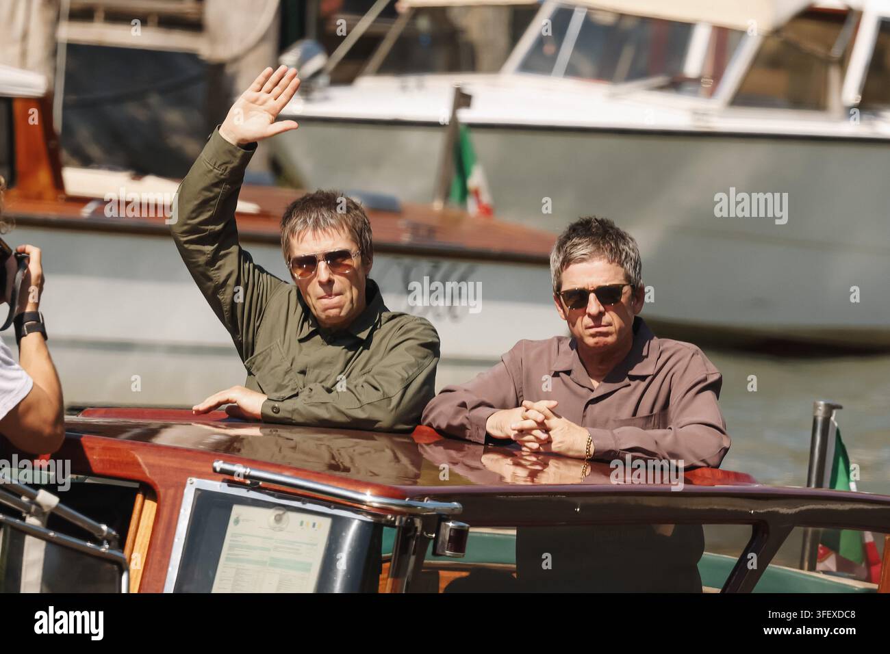 Venezia, Italia. 05 set, 2026. Noel Gallagher e Liam Gallagher arrivano al photocall "Oasis: Don't Look Back in Anger" durante l'83a Mostra internazionale d'arte cinematografica di Venezia al Lido di Venezia, Italia, il 5 settembre 2026. (Foto di Alessandro Bremec/NurPhoto) Credit: NurPhoto SRL/Alamy Live News Foto Stock