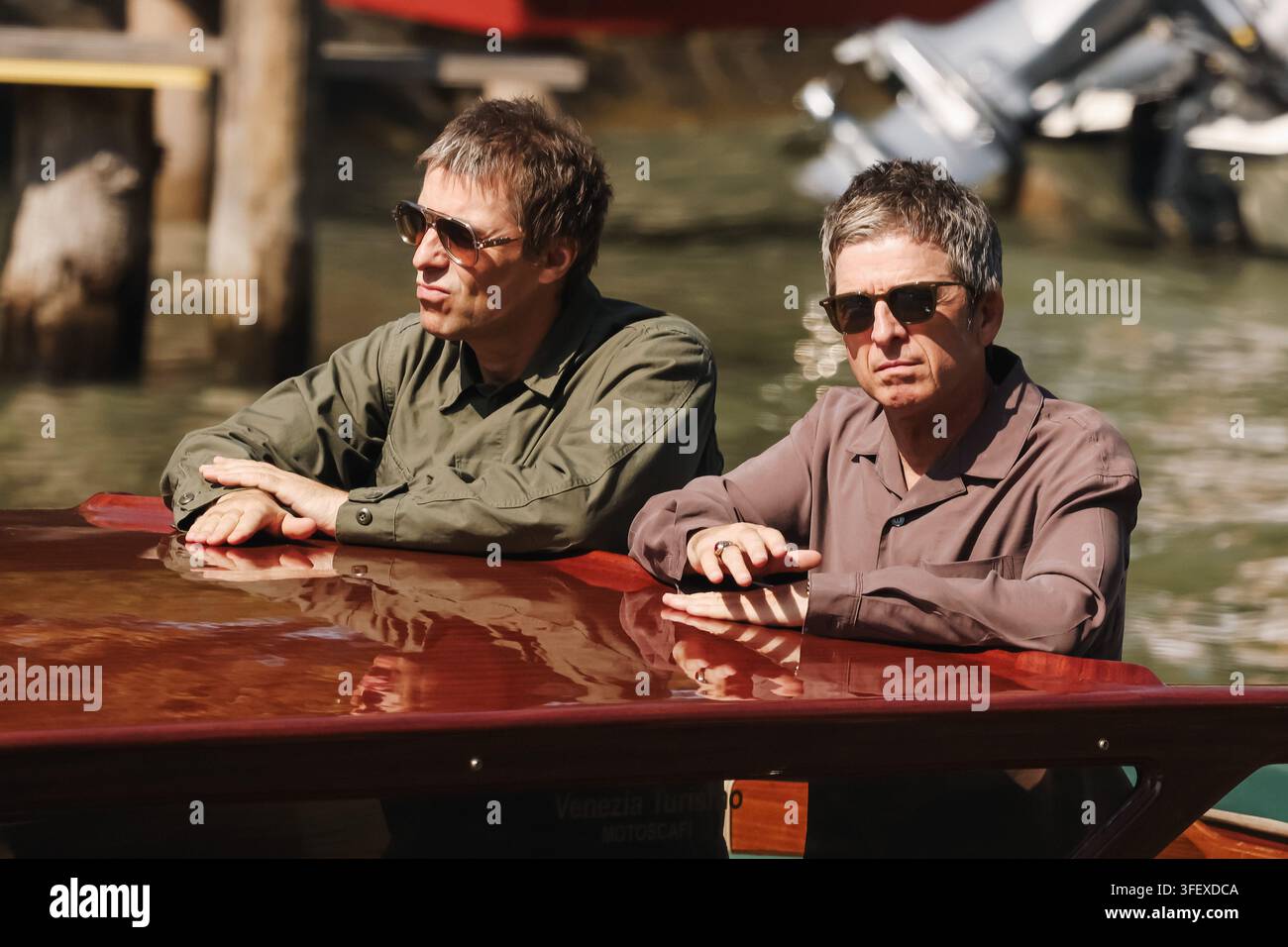 Venezia, Italia. 05 set, 2026. Noel Gallagher e Liam Gallagher arrivano al photocall "Oasis: Don't Look Back in Anger" durante l'83a Mostra internazionale d'arte cinematografica di Venezia al Lido di Venezia, Italia, il 5 settembre 2026. (Foto di Alessandro Bremec/NurPhoto) Credit: NurPhoto SRL/Alamy Live News Foto Stock