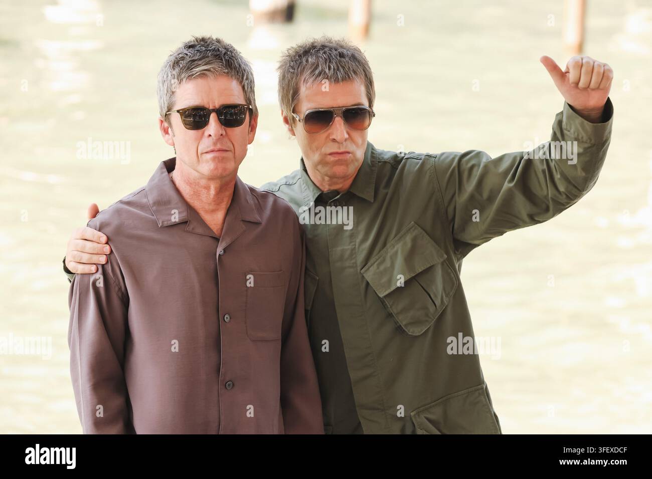Venezia, Italia. 05 set, 2026. Noel Gallagher e Liam Gallagher arrivano al photocall "Oasis: Don't Look Back in Anger" durante l'83a Mostra internazionale d'arte cinematografica di Venezia al Lido di Venezia, Italia, il 5 settembre 2026. (Foto di Alessandro Bremec/NurPhoto) Credit: NurPhoto SRL/Alamy Live News Foto Stock