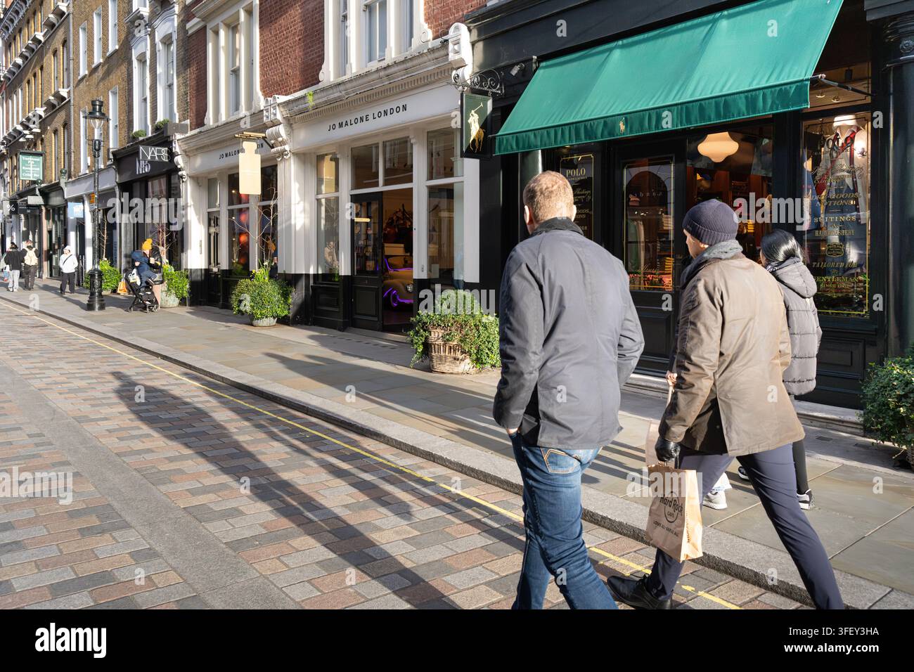 I clienti passano davanti a vetrine come Jo Malone su King Street a Covent Garden, Londra, godendosi una giornata nel famoso centro commerciale. Foto Stock