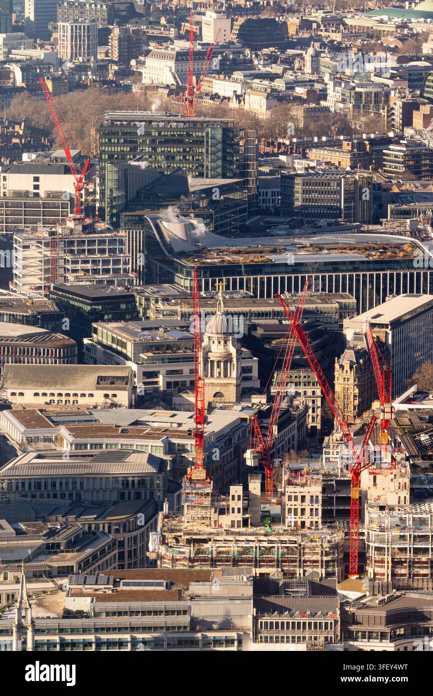 Le squadre edili sviluppano nuovi uffici vicino a Fleet St & Shoe Lane a Londra, incorniciando la cupola dell'Old Bailey per espandere lo spazio commerciale. Foto Stock