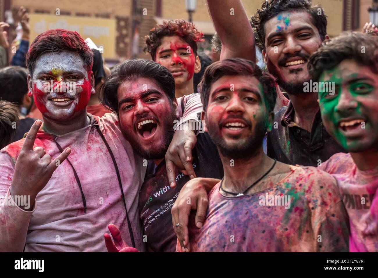 Gruppo di uomini coperti di polvere colorata che celebrano l'Holi a Varanasi, Uttar Pradesh, India. Foto Stock