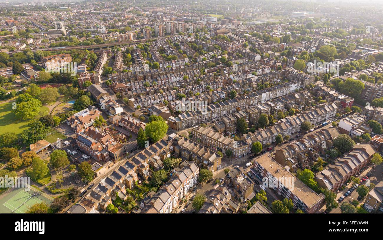 Una vista aerea cattura le dense case vittoriane e i parchi dove vivono le persone a Kilburn, Brondesbury e West Hampstead, Londra. Foto Stock