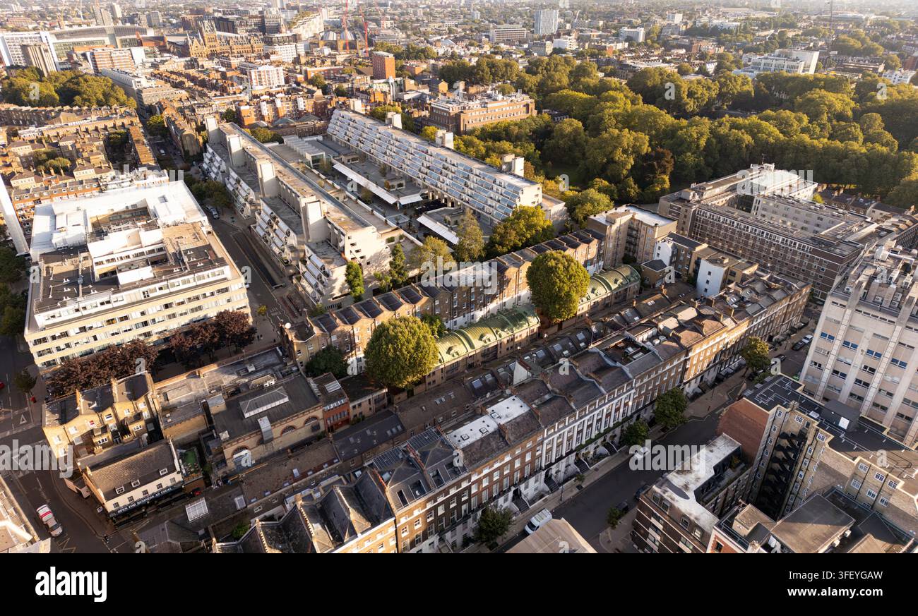 Una veduta aerea del Brunswick Centre brutalista di Bloomsbury, a Londra, dove le persone vivono e fanno shopping in mezzo a un'architettura unica di metà secolo. Foto Stock