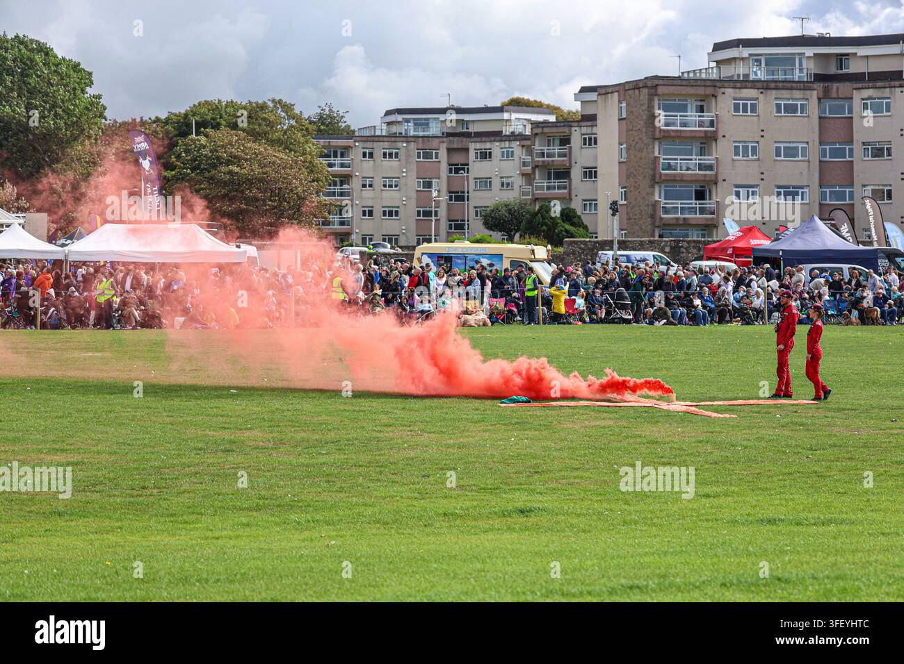 Ayr, Scozia, UK. 5 settembre 2026. La folla osserva la squadra di supporto dei Red Devils mentre osservavano il fumo rosso che avevano acceso per mostrare la direzione del vento alla croce di atterraggio sul Low Green, Ayr, all’International Ayr Show - Festival of Flight, South Ayrshire, Scozia, UK. 5 settembre 2026. Credit: Elizabeth Leyden/Alamy Live News Foto Stock