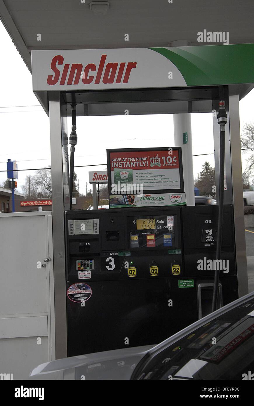 Lewiston /Idaho /USA  19 gennaio 2016  l'auto deve pompare benzina presso il distributore di benzina sinclar Foto Stock