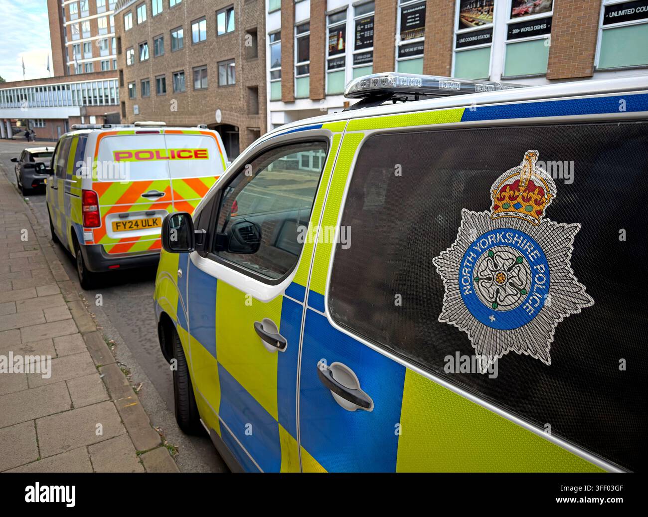 Furgoni della polizia del North Yorkshire in pattuglia nel centro città di York, che forniscono una presenza visibile di polizia di quartiere in una città turistica affollata. Foto Stock