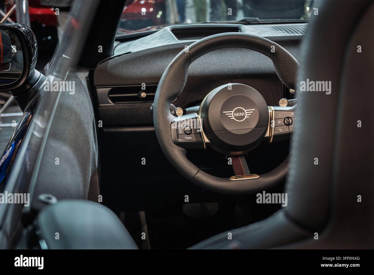 BELGRADO, SERBIA - 22 MARZO 2026: Primo piano di un volante e di un cruscotto MINI, a Belgrado. Conosciuto anche come Austin o Cooper, Mini è un'automobile britannica Foto Stock